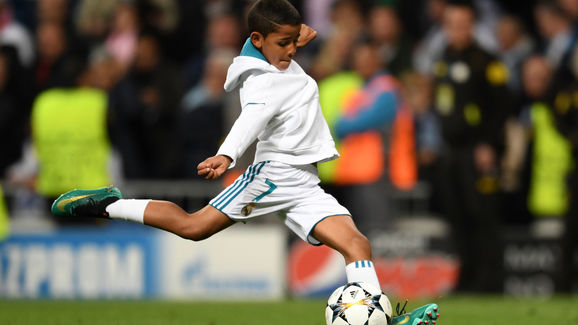 con trai cr7 ghi ban