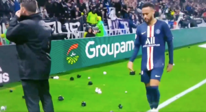 Neymar tiếp tục bị CĐV tấn công bằng rác 1 Neymar tiếp tục là đối tượng bị các CĐv bóng đá Pháp tấn công
