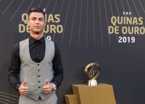 C.Ronaldo trong ngày nhận giải tại quê nhà Bồ Đào Nha