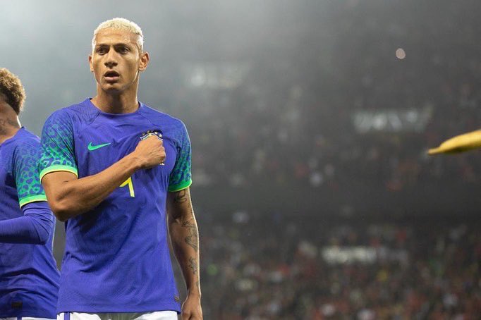 CĐV ném quả chuối hướng về Richarlison