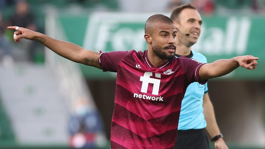 Guardiola tính chiêu mộ lại học trò cũ Rafinha ở Barcelona thay Rodri