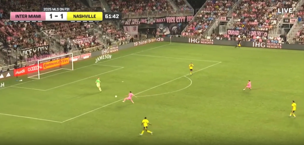 tình huống thủ môn Joe Willis bên phía Nashville chuyền bóng thẳng vào chân Messi