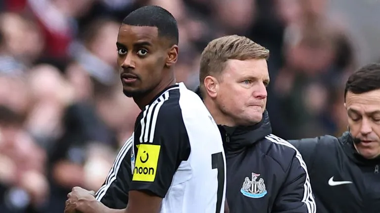 Mối quan hệ giữa Isak và ban huấn luyện Newcastle 'rạn nứt'