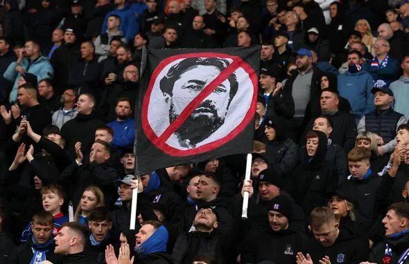 Băng rôn yêu cầu sa thải HLV Russell Martin